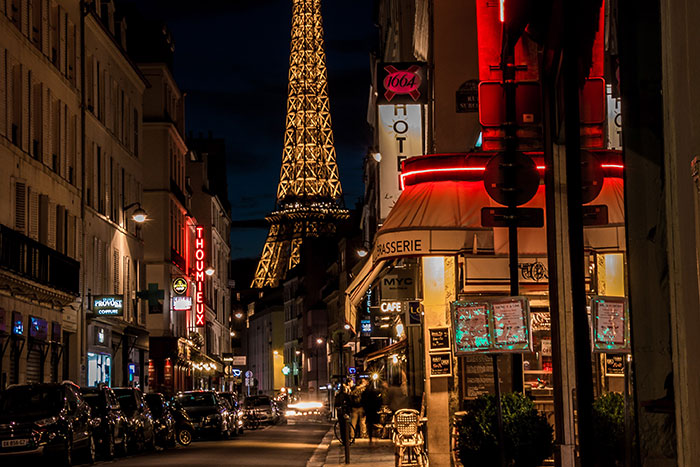 French Authorities to Shut Down Bars in Paris As City Activates COVID-19 Alert