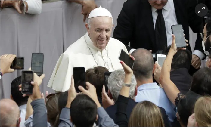 Scantily-Dressed Brazilian Model Says She’s Going to Heaven after Pope Francis Likes Her Photo